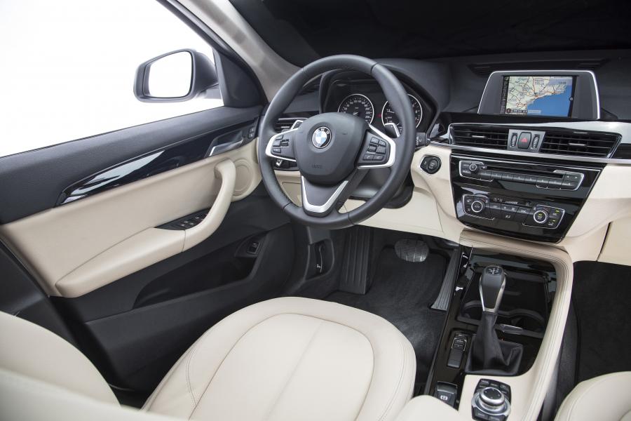Интерьер BMW X1 sDrive20i xLine 2016 года  (LA) (фото 18 из 18)